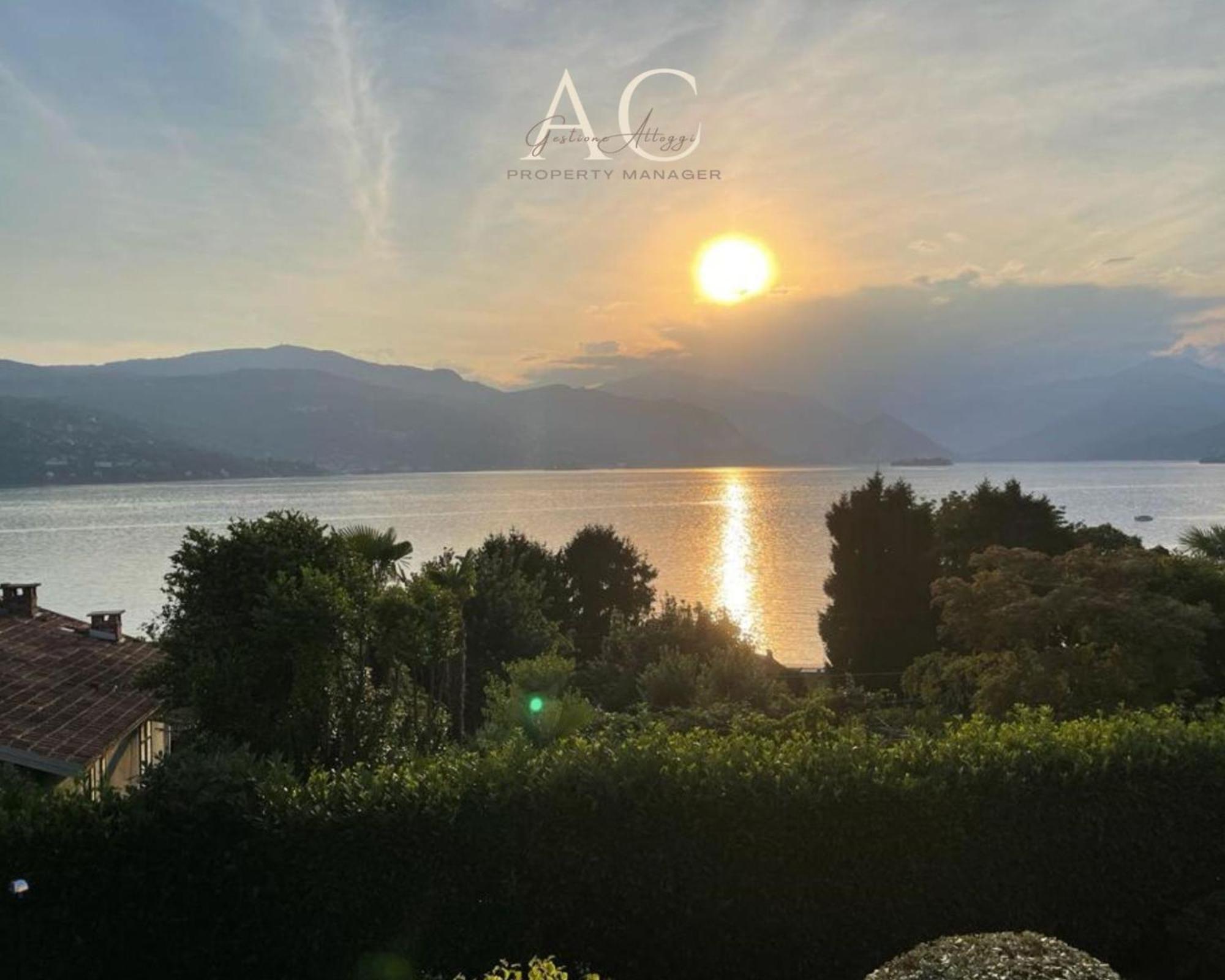 The House On The Lake Reno Di Leggiuno Exterior photo